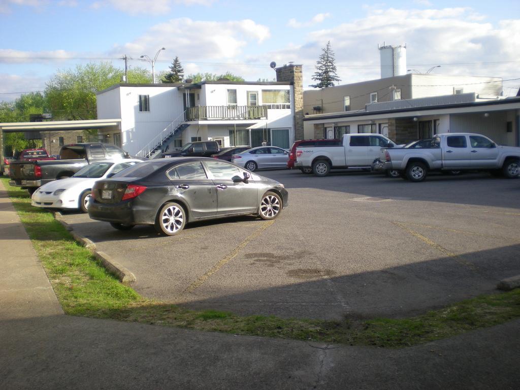 Motel Seigneurie De Vaudreuil Exterior foto